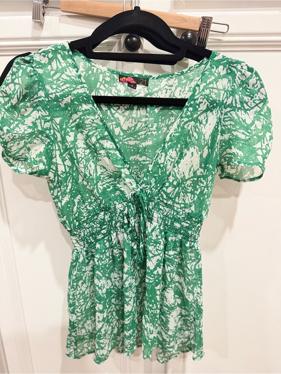 Forever 21 Tops - Forever 21 Green and White Printed Short Sleeve Tunic